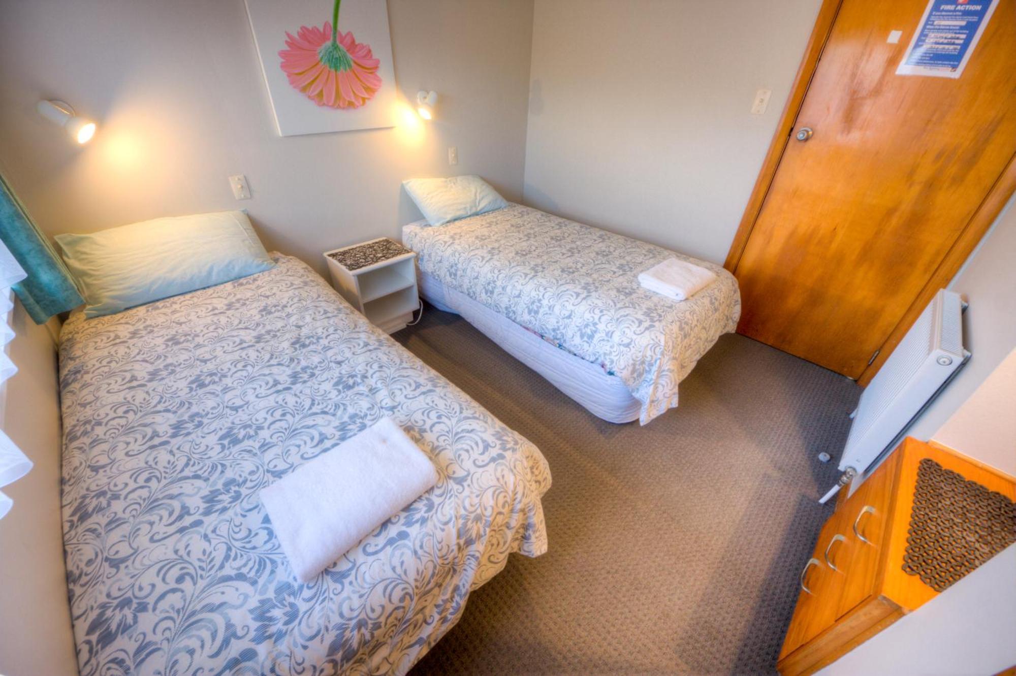 Tripinn Modern Motels & Affordable Accommodation Уестпорт Стая снимка