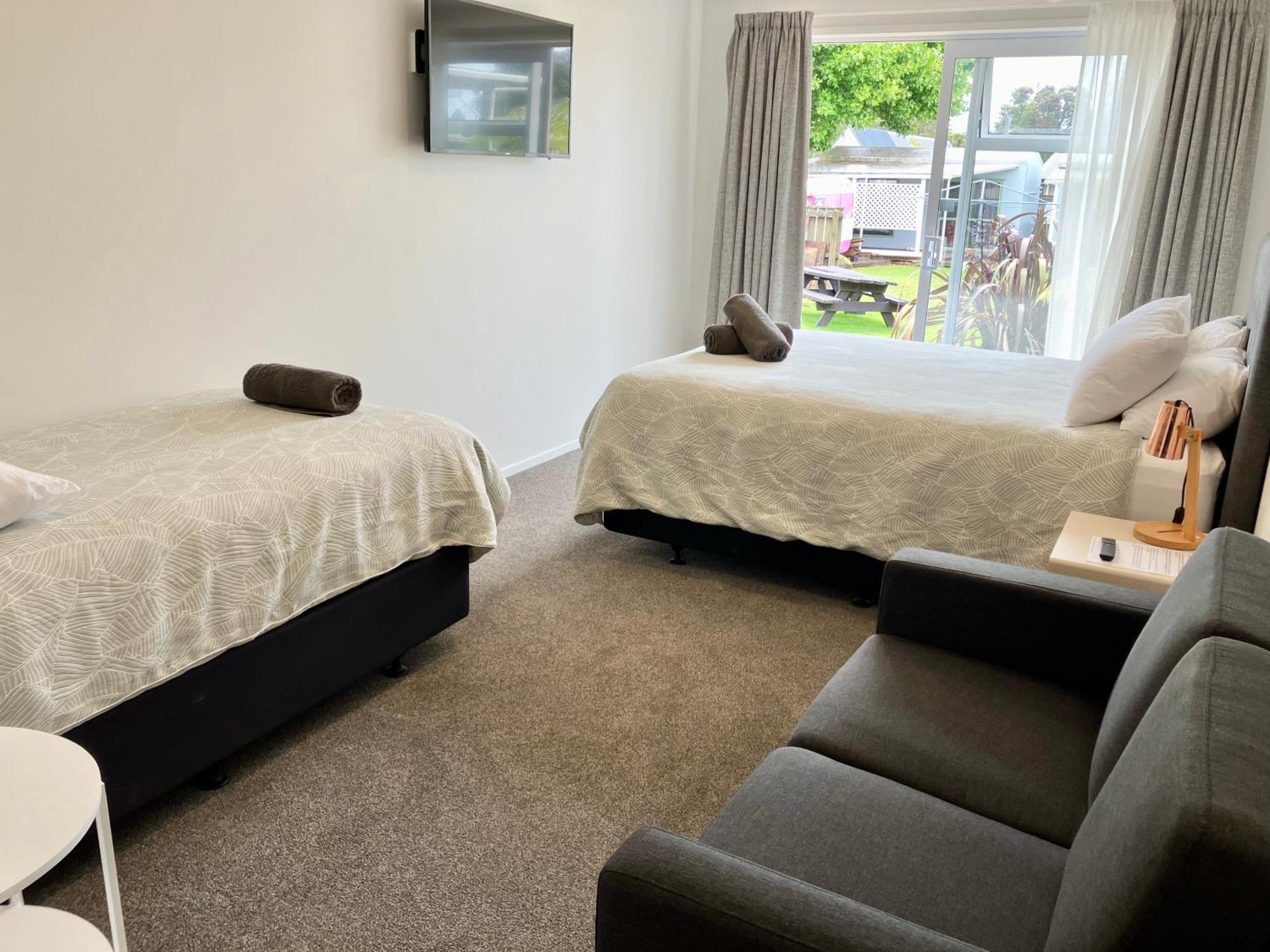 Tripinn Modern Motels & Affordable Accommodation Уестпорт Екстериор снимка